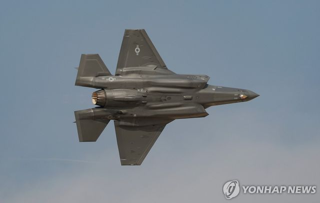 두바이 에어쇼 2025에서 시범 비행 중인 미 F-35
