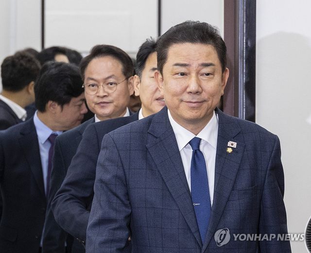 원내대책회의 입장하는 민주당 원내지도부