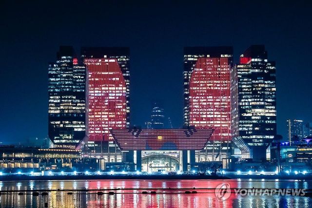 국빈 방문 환영 조명으로 빛나는 UAE ADGM 건물