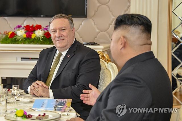 2018년 평양서 김정은 이야기 듣는 폼페이오