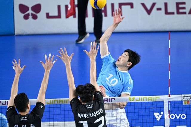 현대캐피탈전에서 스파이크하는 대한항공의 정지석(10번)