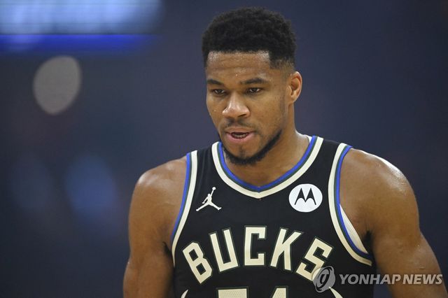 밀워키의 야니스 아데토쿤보