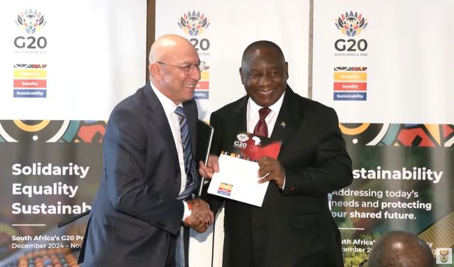 남아공 G20 아프리카 전문가패널 보고서 받는 시릴 라마포사 대통령