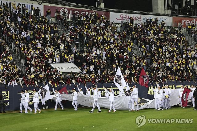 그라운드 도는 LG 선수들