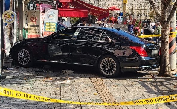 인도로 돌진한 차량