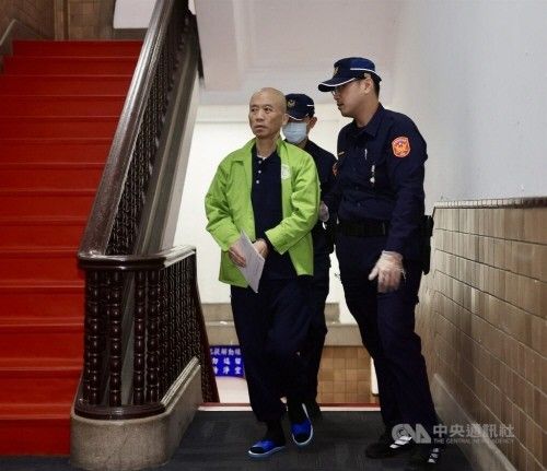 간첩죄로 기소된 홍콩 남성(왼쪽)