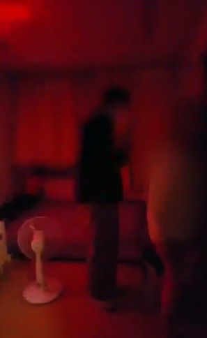 성매매 업소 단속하는 경찰