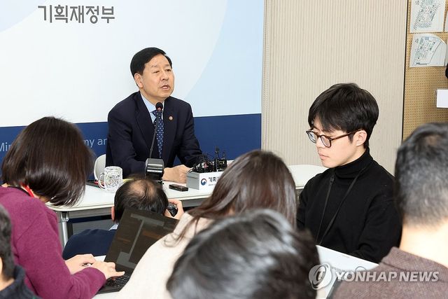 기자들 질문에 답하는 구윤철 경제부총리