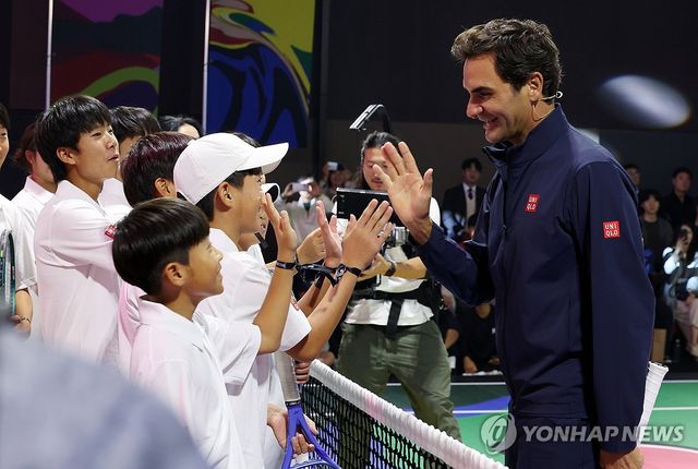 유소년 선수들과 인사 나누는 로저 페더러