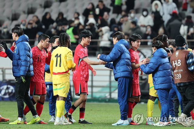 선수들 격려하는 홍명보 감독