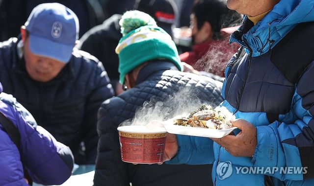 갑자기 찾아온 추위 속 따뜻한 식사