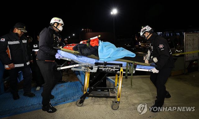 구조되는 퀸제누비아2호 탑승객