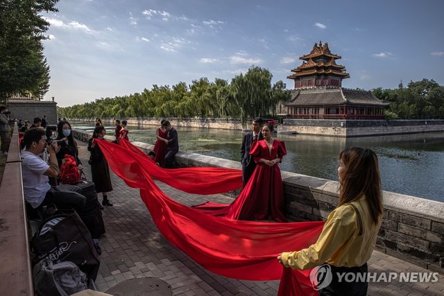 중국 베이징에서 웨딩촬영하는 커플들