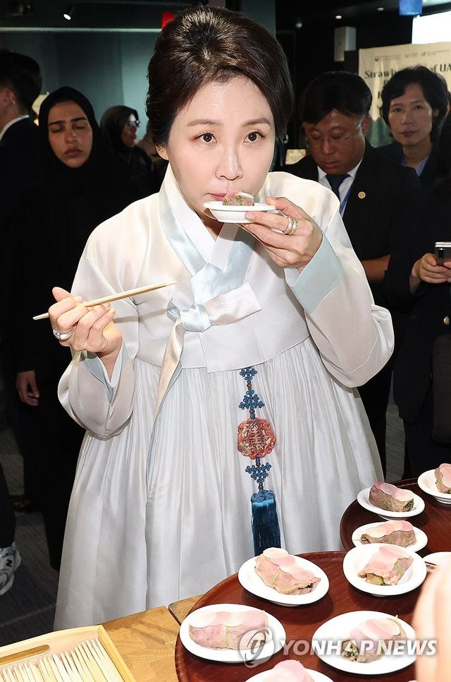 할랄 K-푸드 시식하는 김혜경 여사
