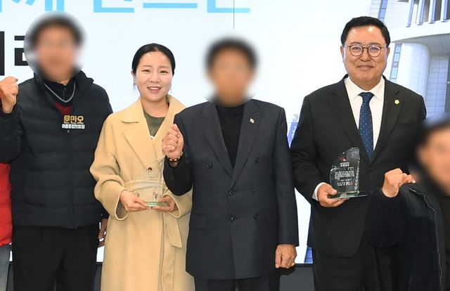 의정대상 받은 광주 광산구의회 김명수(오른쪽 첫번째)·강한솔(왼쪽 두번째) 의원