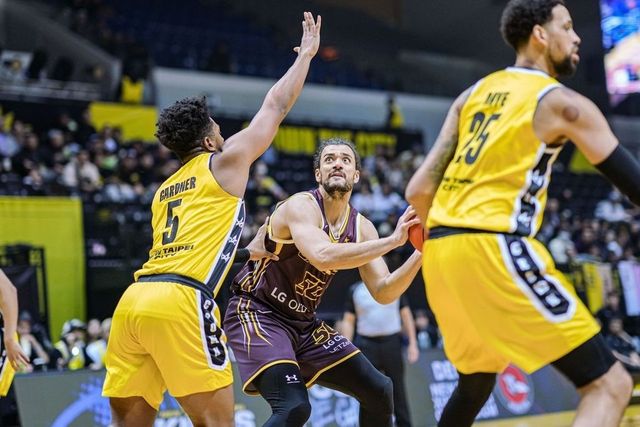 LG의 아셈 마레이(가운데)