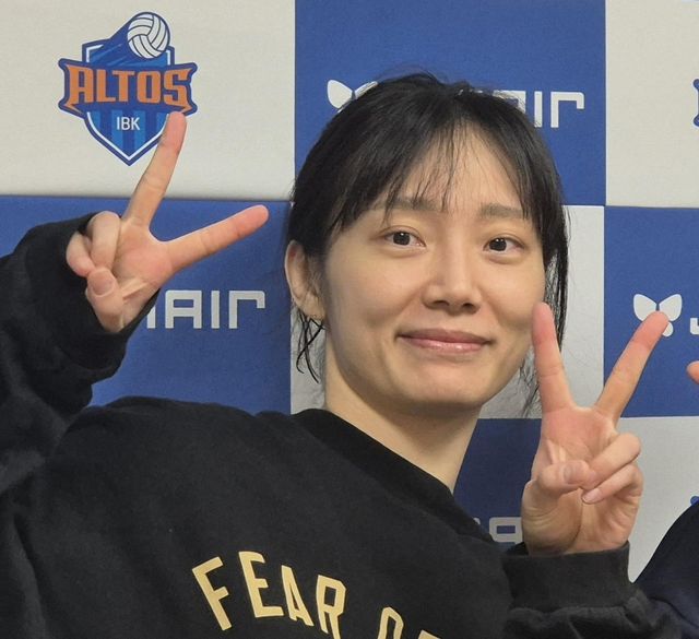 포즈 취하는 문정원