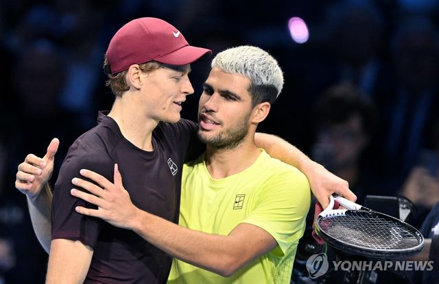 ATP 파이널스 결승 후 인사하는 신네르(왼쪽)와 알카라스