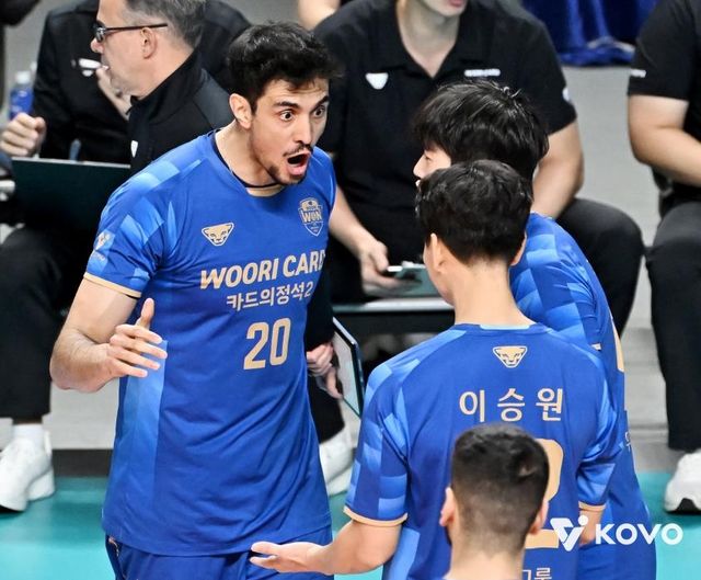 우리카드 외국인 선수 아라우조(왼쪽)