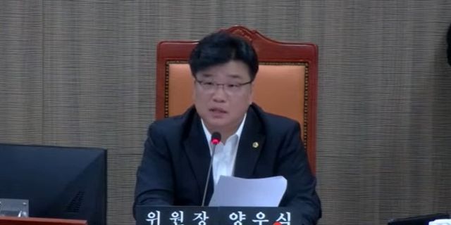 회의 주재하는 양우식 경기도의회 운영위원장 