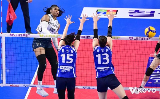 스파이크 때리는 모마(왼쪽)