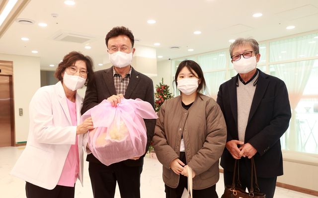 강원 남부권 최초 공공산후조리원에 첫 입실한 산모(오른쪽 두 번째)