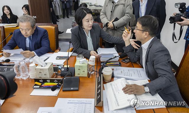 대화하는 한병도 예결위원장과 민주당 이소영 간사