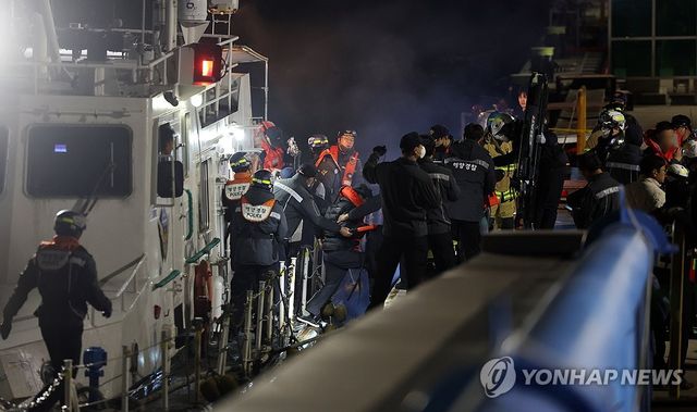 목포항 도착하는 퀸제누비아2호 탑승객들