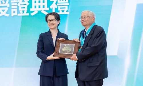 지난 9월 원사 칭호를 받은 뤄웨이런 전 대만 TSMC R&D 담당 부사장(오른쪽)