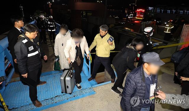 무사히 구조되는 퀸제누비아2호 탑승객들