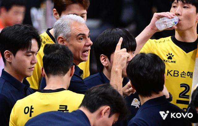 작전 지시하는 레오나르도 KB손보 감독(중앙)