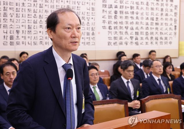 증인 선서 거부한 이완규 전 법제처장