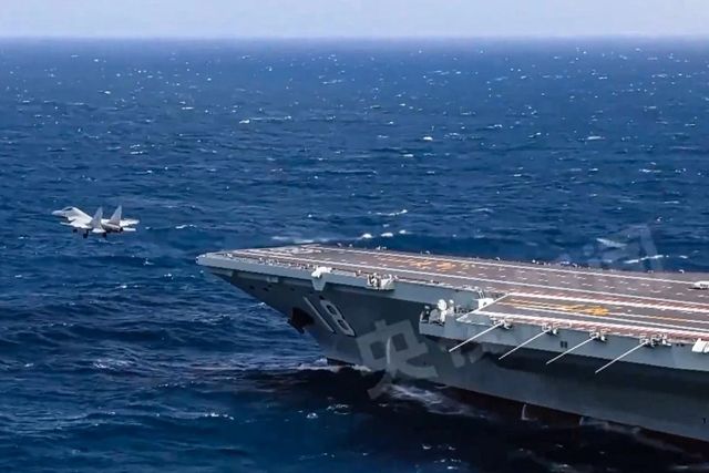 중국 세 번째 항모 푸젠함서 이륙하는 함재기