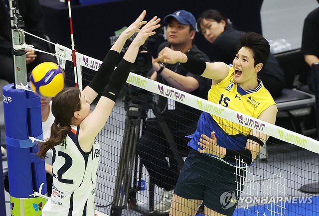 기업은행전에서 공격하는 현대건설의 김희진(오른쪽)