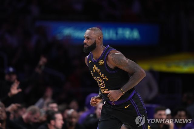 유타 재즈와의 경기에 출전한 르브론 제임스