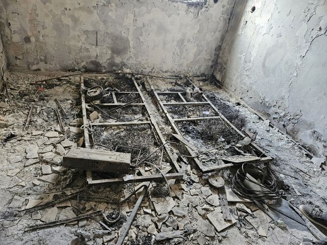 니르 오즈 키부츠의 불에 탄 가옥 내부