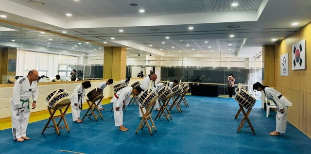 태권도원 타악체험하는 외국인들