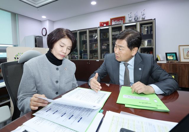 한정애 민주당 정책위의장과 만나는 김관영 전북도지사