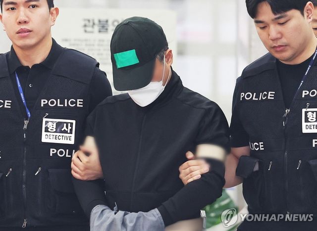 부모·처자식 일가족 5명 살해한 50대 구속송치