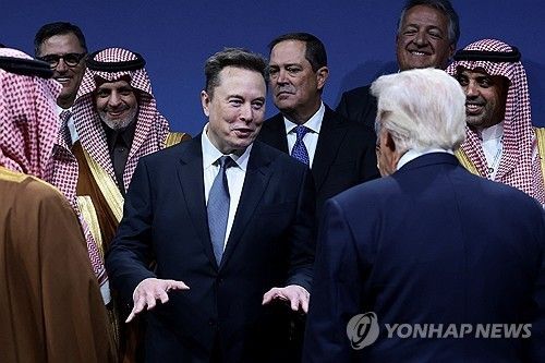 포럼 행사장서 만난 트럼프와 일론 머스크 