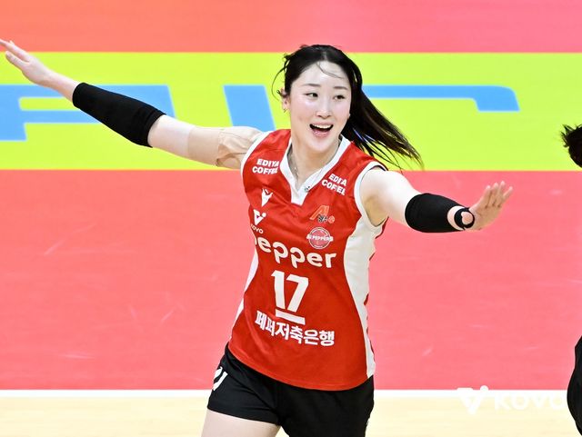 득점 후 기뻐하는 페퍼저축은행의 고예림