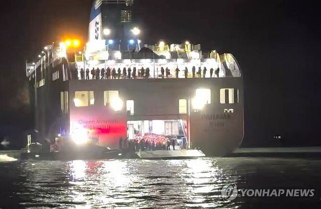 좌초 여객선서 탑승객 구조 작업