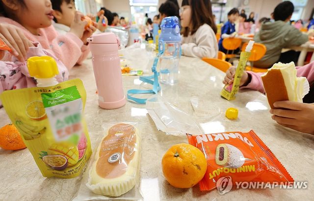 작년 12월 6일 학교 비정규직 노동자 파업 때 대체식 빵과 주스