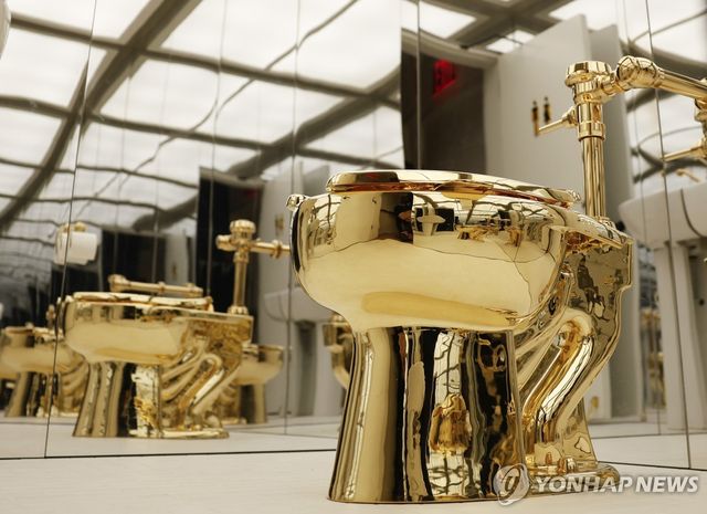 소더비 경매장에 전시된 황금 변기 