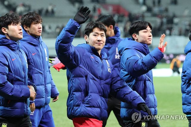 관중에 인사하는 이강인