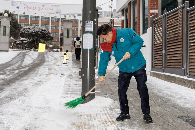 지난겨울 통학로 눈을 치우는 박강수 구청장
