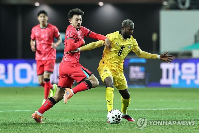 공 다투는 옌스 카스트로프