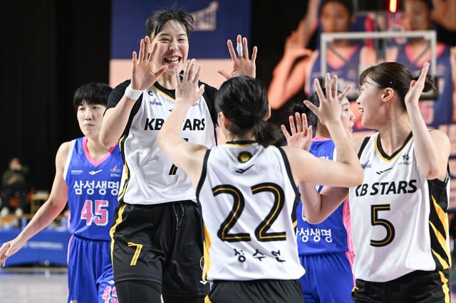 동료들과 기뻐하는 KB의 박지수(7번)