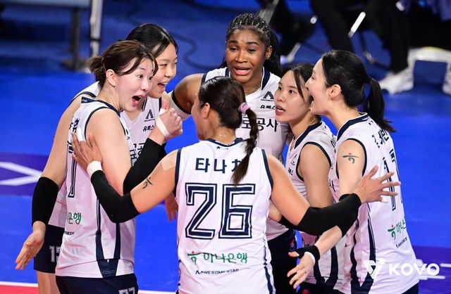 득점 후 기뻐하는 한국도로공사 선수들