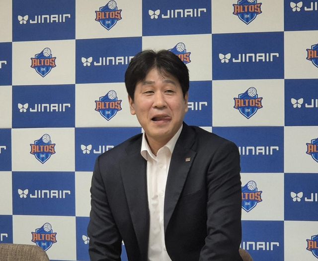 인터뷰하는 한국도로공사 김종민 감독